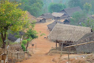 Village de tribus montagnardes avec guide francophone