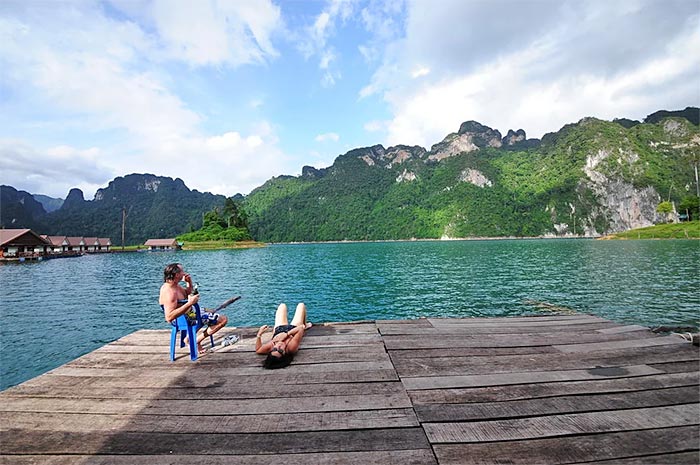 Détente près du lac