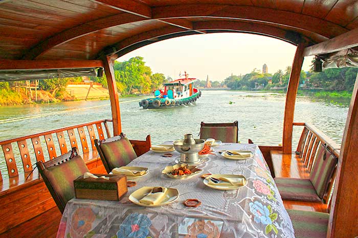 Déjeuner à bord d'une barge à riz