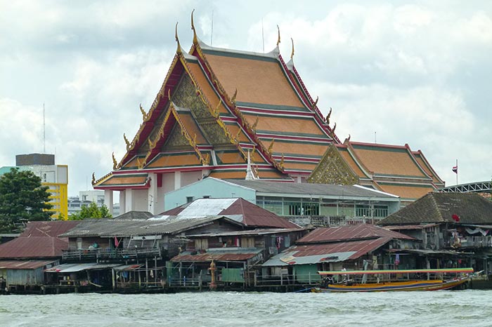 Temple depuis le fleuve