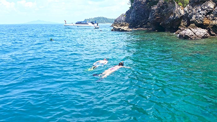 Visite de la Baie de Maya avec guide francophone